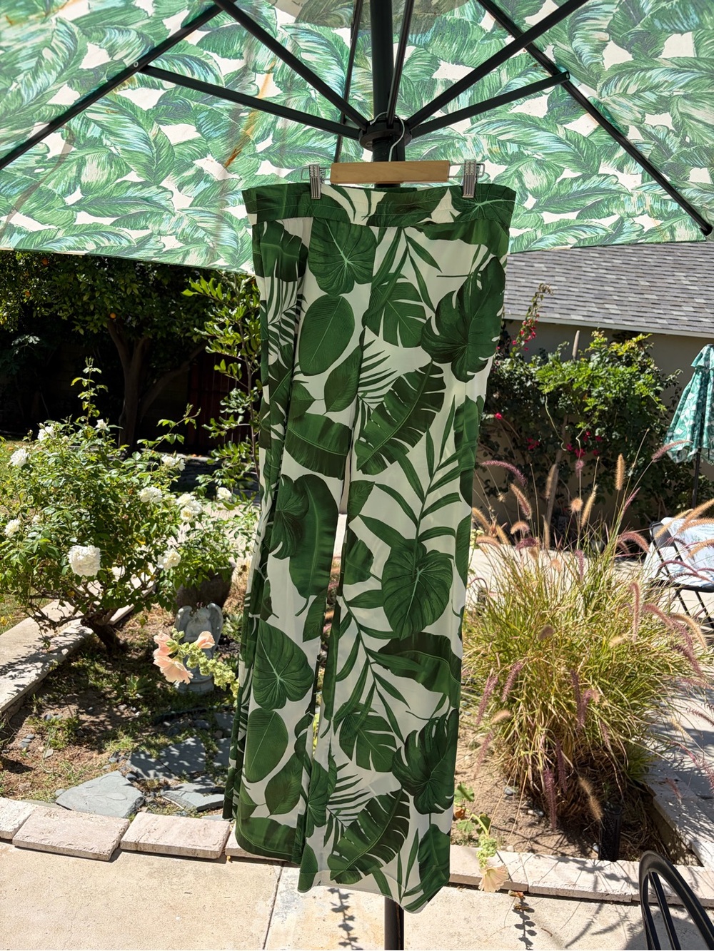 Alice + Olivia White Wide-Leg Pants with Green Tropical Leaf Print